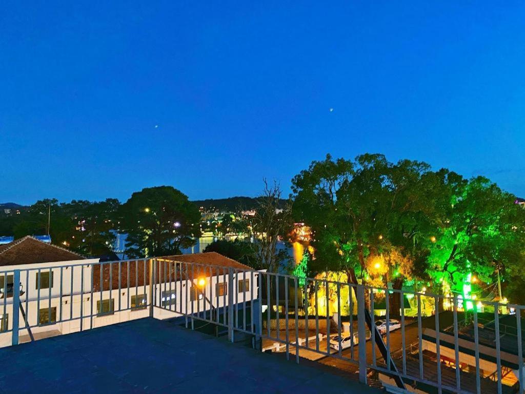 Gold Night Hotel Да Лат Екстериор снимка