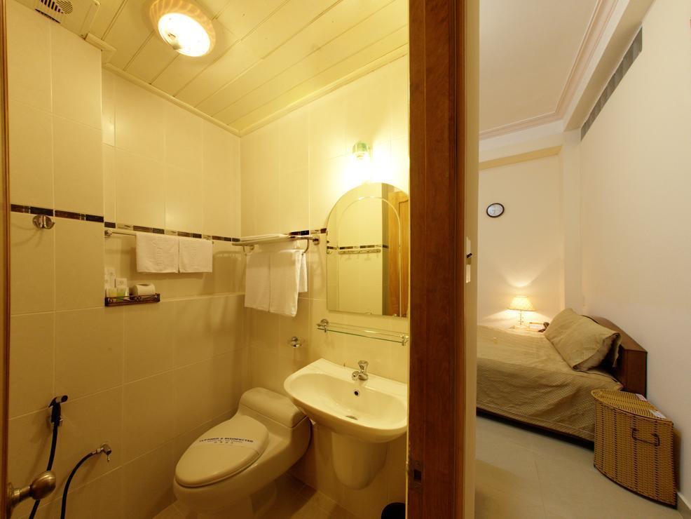 Gold Night Hotel Да Лат Екстериор снимка